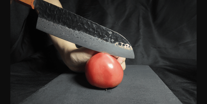 Tomato sliced cleanly